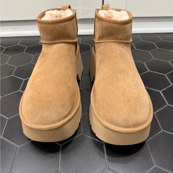NWOT UGG Classic Ultra Mini New Heights Platform Boot Tan - Picture 3 of 7